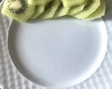 Foto del paso 2 de la receta: Así arrancamos las mañanas, vaso de agua con limón, un jugo de naranja exprimido, tostada y fruta