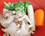 Hình bước làm 1 của món Nui tôm,gà nấm và rau củ