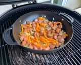 Une image de l'étape 4 de Riz sauté aux saucisses sur BBQ au charbon.