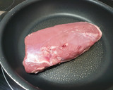 Foto del paso 7 de la receta: Magret de pato con cebolla caramelizada y compota de manzana
