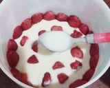 Foto langkah ke 3 dari resep Strawberry Shortcake Caramel Cheese Pudding🍰.