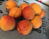 Une image de l'étape 1 de Charlotte aux abricots, orange et manzana.