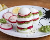 Foto del passaggio 5 della ricetta Torrette di uova, avocado e ravanello al limone e pepe