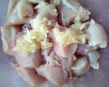 A picture of step 1 of Chicken Qorma.