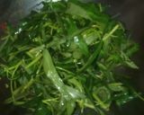 Foto langkah ke 3 dari resep Tumis Kangkung Pedas.