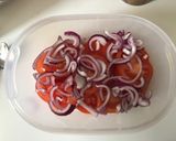 Paradicsom saláta lilahagymával recept fázis 6 fotója
