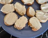 Une image de l'étape 2 de Toasts au fromage frais et thon.