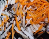Foto langkah ke 1 dari resep Hijiki Tumis Aroma Wijen, Wortel & Lobak: Cita Rasa Jepang di Rumah.