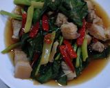 รูปขั้นตอนการทำที่ 8 ของ หมูกรอบและผัดคะน้า