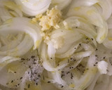Foto del paso 2 de la receta: Cazuelita de rape y salmón con langostinos