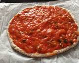 Foto del paso 4 de la receta: Pizza de pisto con atún y queso