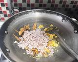 Foto langkah ke 2 dari resep Nasi Merah Goreng Daun Jeruk Teri.