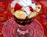 Foto del paso 5 de la receta: Copa de frutas con queso, nata y salsa de chocolate