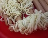Foto langkah ke 3 dari resep Sosis mie telur gulung.