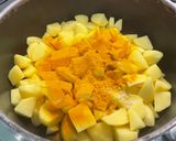 Une image de l'étape 3 de Purée de pommes de terre au gingembre, ail, curcuma et coriandre.