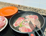 Foto del paso 1 de la receta: Lomo de cerdo en salsa 🐽 🍀 🧄 🥃