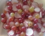 Foto del paso 4 de la receta: Pechito marinado, rabanitos, brotes de girasol, cherrys y uvas