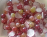 Foto del paso 4 de la receta: Pechito marinado, rabanitos, brotes de girasol, cherrys y uvas
