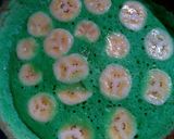 Foto langkah ke 7 dari resep Martabak teflon toping pisang.