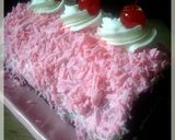 Foto langkah ke 7 dari resep Pinky Blackforest Roll Cake Valentine.