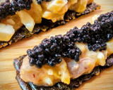 Foto del paso 2 de la receta: 83.🥚Aperitivo de huevo, aceitunas y anchoas sobre alga nori