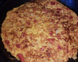 Foto del paso 5 de la receta: Tortilla con papas, chorizo y cebolla, gratinada con queso