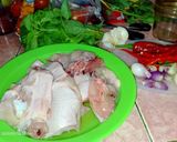 Foto langkah ke 1 dari resep Ayam pedas rica rica kemangi sederhana.