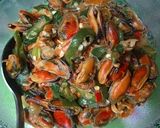 Foto langkah ke 3 dari resep Tumis kerang hijau.
