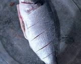 Foto del paso 1 de la receta: Dorada al horno con cebollas, pasas y siete especias libanesas