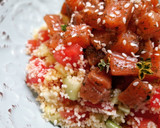 Foto del paso 7 de la receta: Ensalada de cuscús, pepino y tomate con salmón marinado