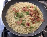 Foto del passaggio 5 della ricetta Malloreddus con crema di piselli, guanciale e datterini confit