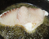 Foto del paso 3 de la receta: Cazón con piñones en salsa verde