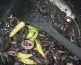 Foto langkah ke 3 dari resep Tumis cumi hitam.