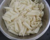 A picture of step 4 of White sauce pasta.