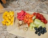 Foto langkah ke 1 dari resep Salad Buah Granola.
