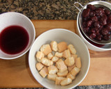 Foto del paso 1 de la receta: Fresas y cerezas con bizcochos