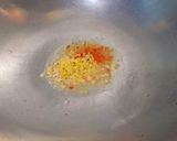 Hình bước làm 2 của món Tôm rim sữa đặc