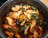 Foto del paso 3 de la receta: Pollo con poblano y elote en salsa de tomate