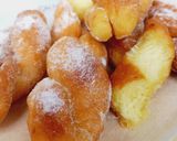 Foto langkah ke 4 dari resep Donat kepang maizena.