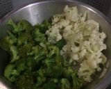 Foto langkah ke 1 dari resep Brocoli chicken with bulgogi sauce.