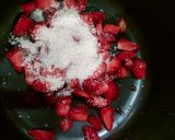 Foto langkah ke 10 dari resep Original Panna Cotta strawberry compote.