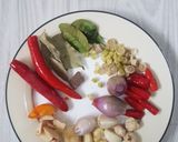 A picture of step 1 of Ayam Betutu (Chicken in Balinese spices).