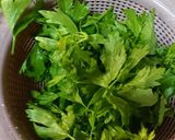 芹菜葉煎蛋的食譜步驟1照片