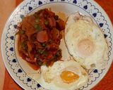 Foto del paso 2 de la receta: Revuelto con salchichas y huevo frito 🍳