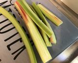 Une image de l'étape 4 de Crevettes aux poivrons rouges,rhubarbe et aneth.