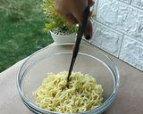 Foto langkah ke 3 dari resep Mie Sosis Selimut Kulit Pangsit.