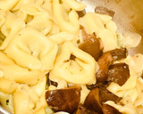 Foto del paso 3 de la receta: Tortellini con setas y ajos