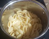 Foto del paso 4 de la receta: Caracolitos con langostinos y pesto