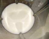 Foto langkah ke 2 dari resep Banana Milkshake.