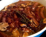 Foto del paso 3 de la receta: Estofado de salchichas con champiñones y cebolla roja caramelizada